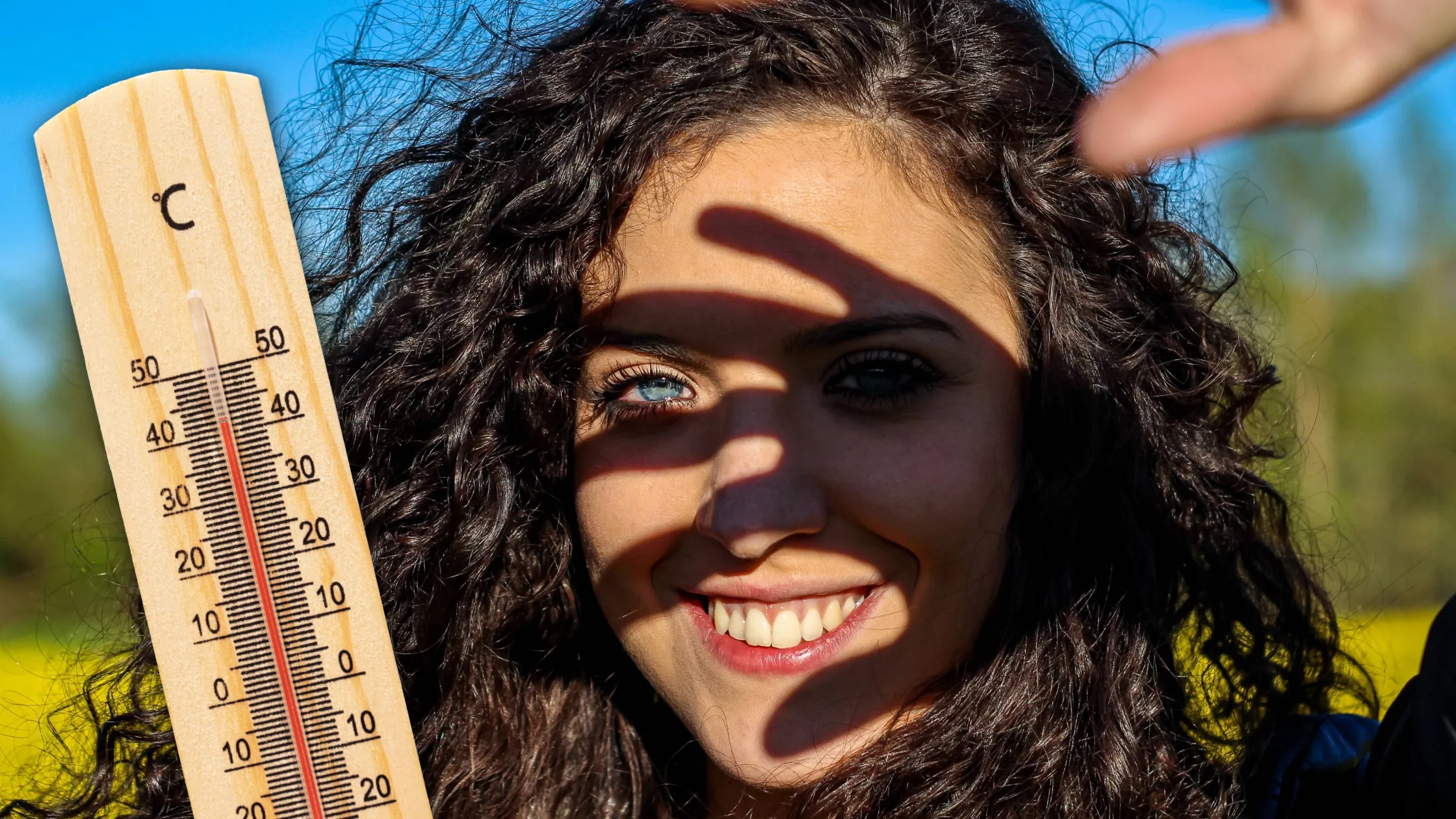 Mujer se tapa los ojos por molestias con el sol
